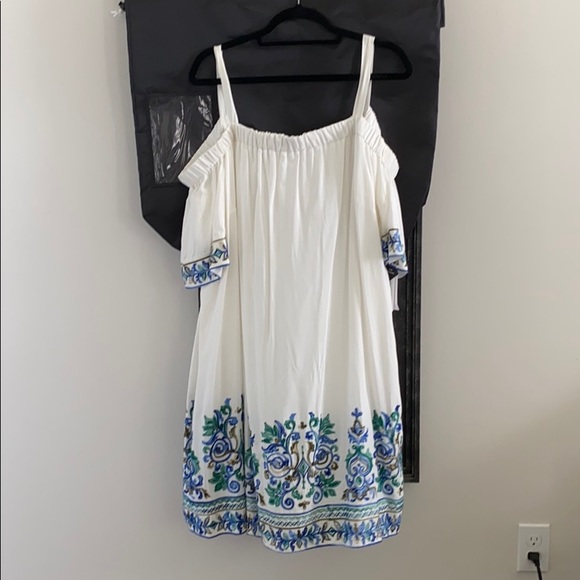 Sandra Darren Dresses & Skirts - Cold shoulder/sundress